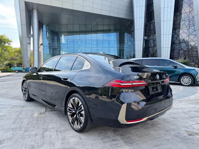 BMW 5 Series — Фото автомобиля 6