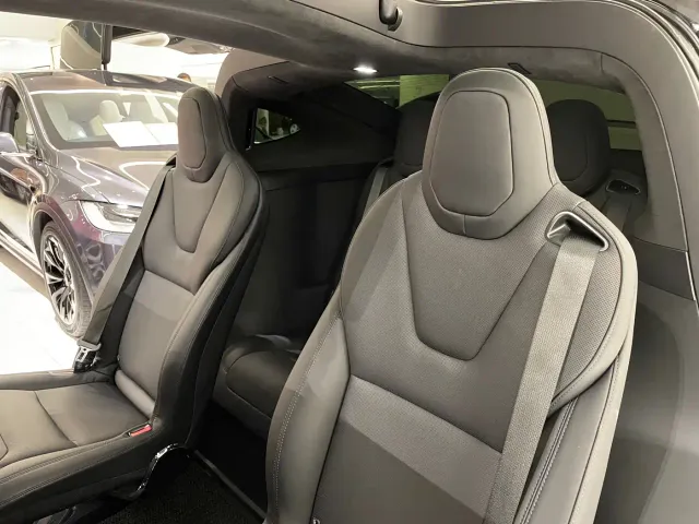 Tesla Model X — Фото автомобиля 14