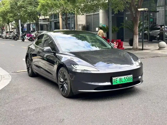 Tesla Model 3 — Фото автомобиля 3