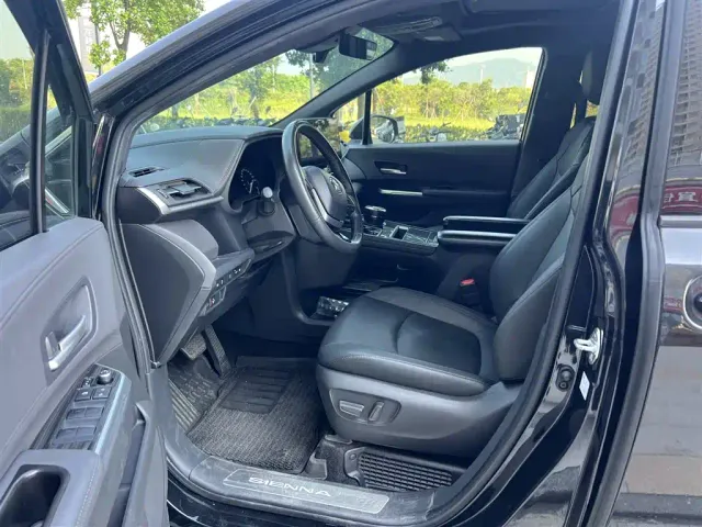 Toyota Sienna — Фото автомобиля 4