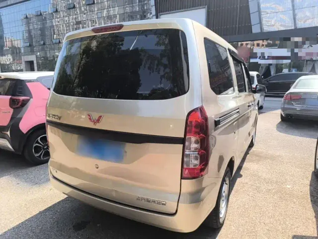 Wuling Hongguang V — Фото автомобиля 6