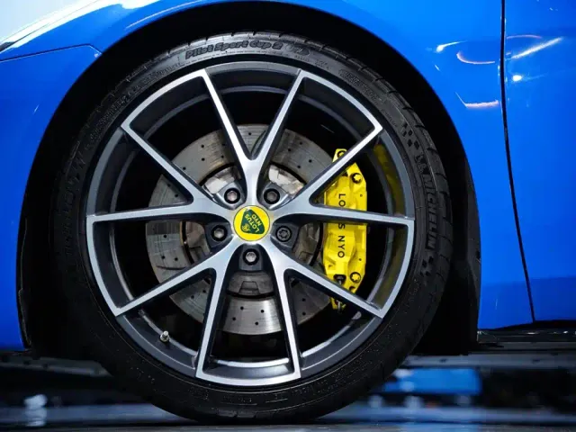 Lotus Emira — Фото автомобиля 10