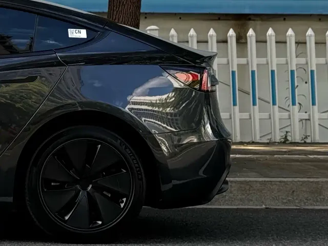 Tesla Model 3 — Фото автомобиля 11