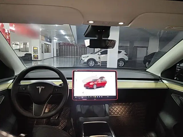 Tesla Model Y — Фото автомобиля 9