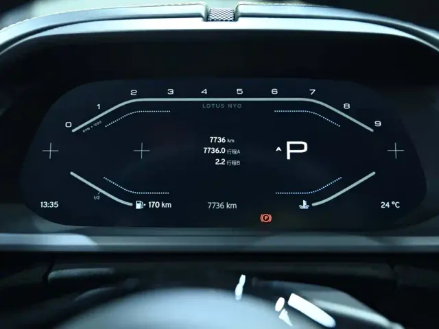 Lotus Emira — Фото автомобиля 6