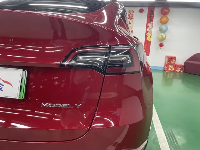 Tesla Model Y — Фото автомобиля 18