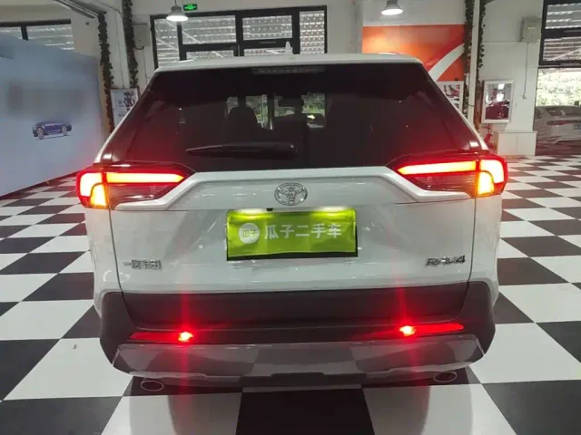 Toyota RAV4 — Фото автомобиля 5
