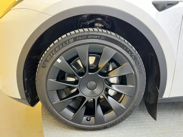 Tesla Model Y — Фото автомобиля 9