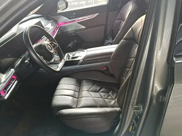 BMW i7 — Фото автомобиля 14