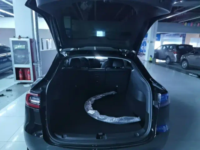 Tesla Model Y — Фото автомобиля 18