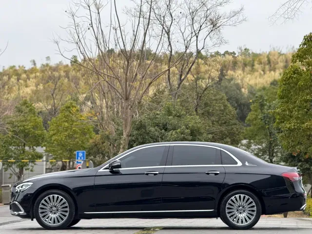 Mercedes-Benz E-Class — Фото автомобиля 3
