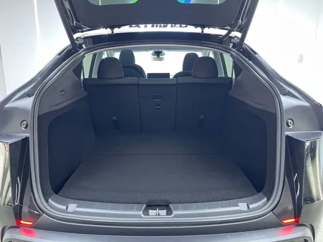 Tesla Model Y — Фото автомобиля 6
