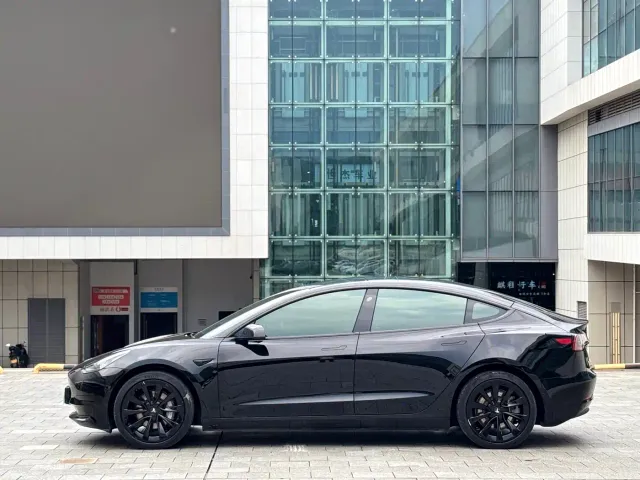 Tesla Model 3 — Фото автомобиля 13