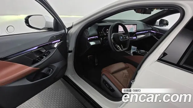 BMW 5 Series G60 — Фото автомобиля 10