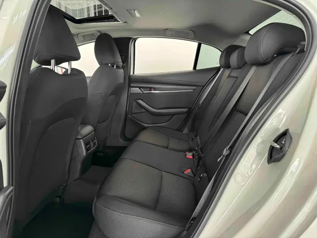 Mazda Axela — Фото автомобиля 10