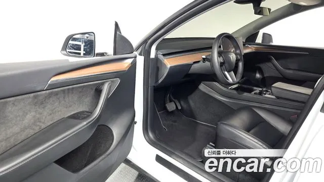 Tesla Model Y — Фото автомобиля 15