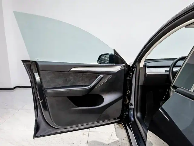 Tesla Model Y — Фото автомобиля 8