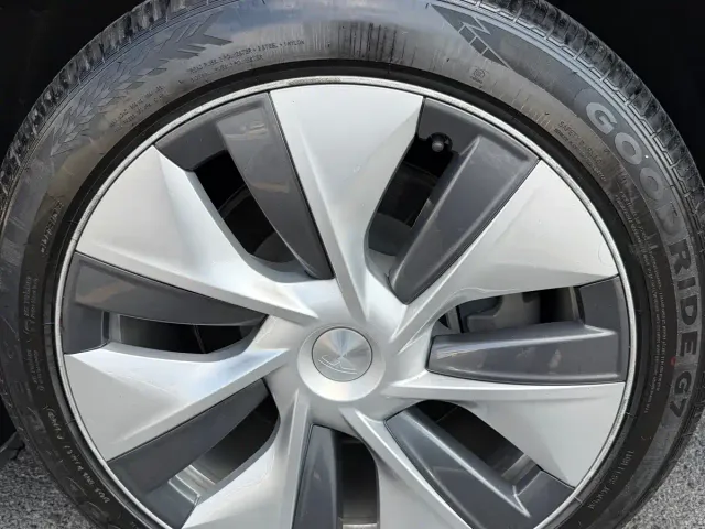 Tesla Model Y — Фото автомобиля 24
