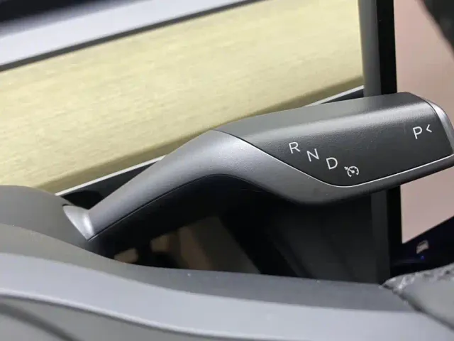 Tesla Model Y — Фото автомобиля 19