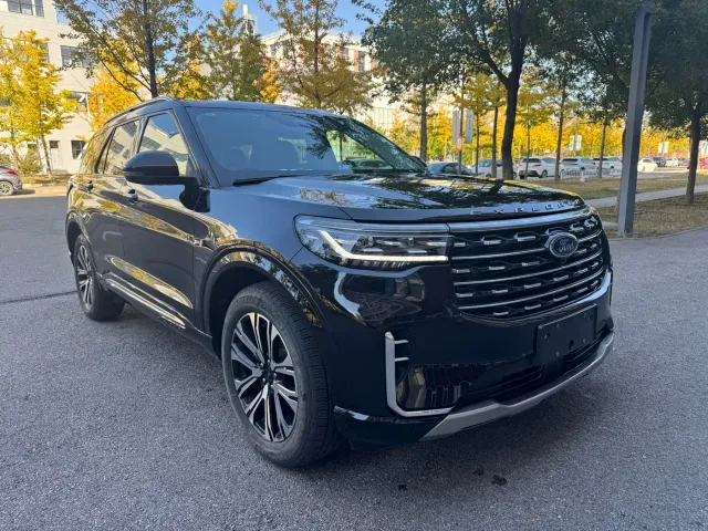Ford Explorer — Фото автомобиля 3