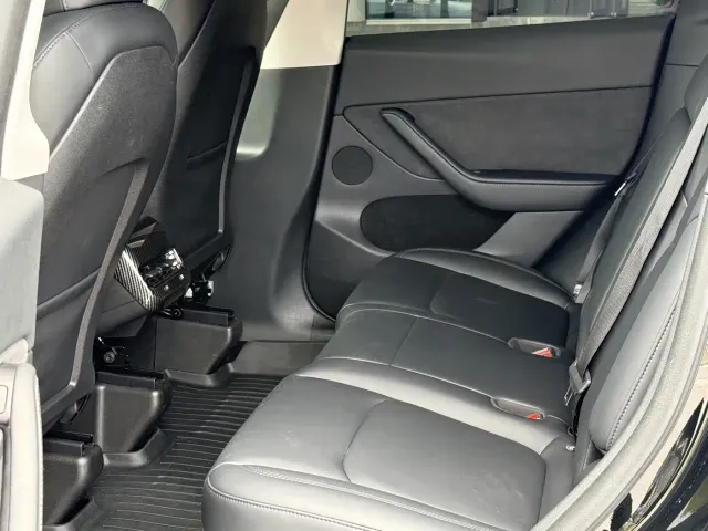 Tesla Model Y — Фото автомобиля 17