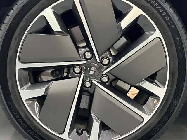 Li Auto L8 — Фото автомобиля 17