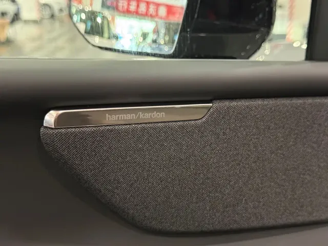Volvo XC70 Plug-in Hybrid — Фото автомобиля 12