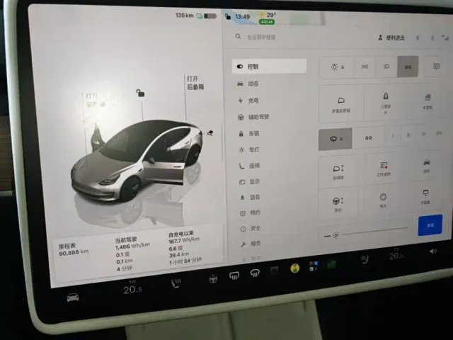 Tesla Model 3 — Фото автомобиля 12