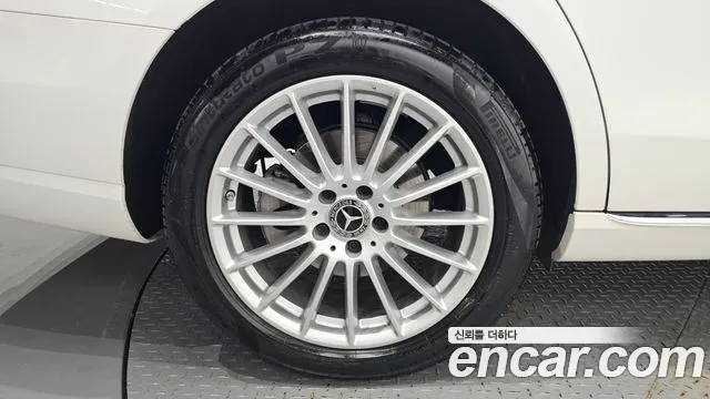 Mercedes-Benz E-Class — Фото автомобиля 18
