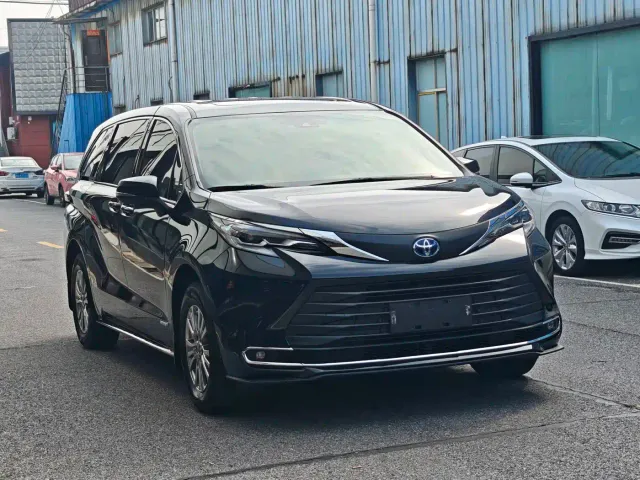Toyota Sienna — Фото автомобиля 3