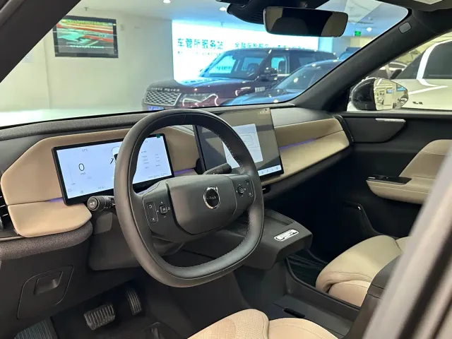 Volvo XC70 Plug-in Hybrid — Фото автомобиля 10