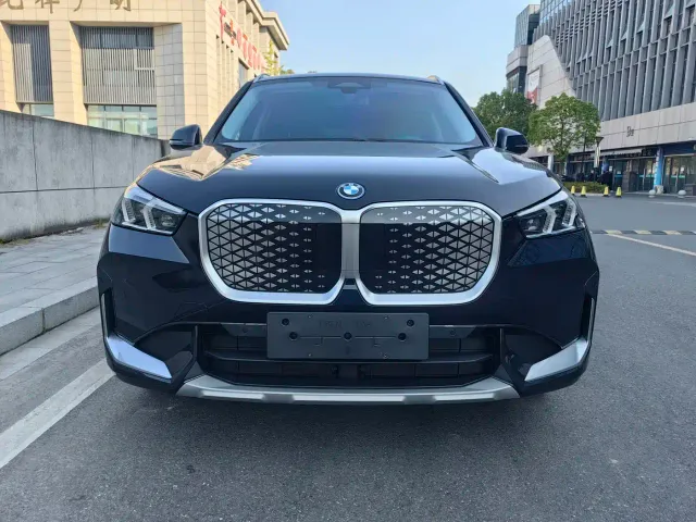 BMW iX1 — Фото автомобиля 2