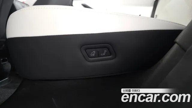 Tesla Model Y — Фото автомобиля 24