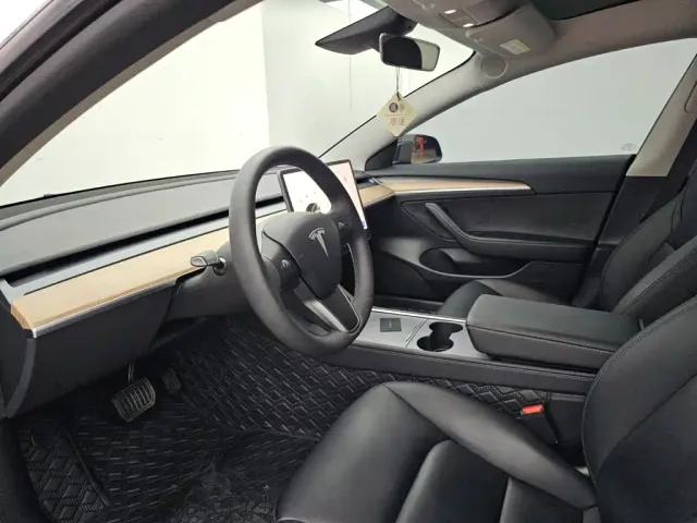 Tesla Model 3 — Фото автомобиля 6