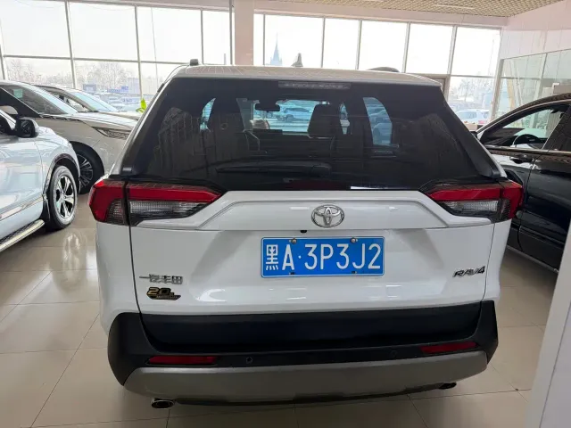 Toyota RAV4 — Фото автомобиля 11