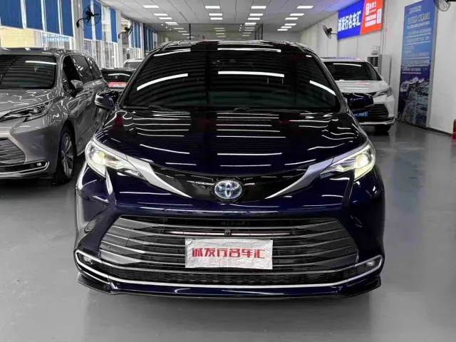 Toyota Sienna — Фото автомобиля 2