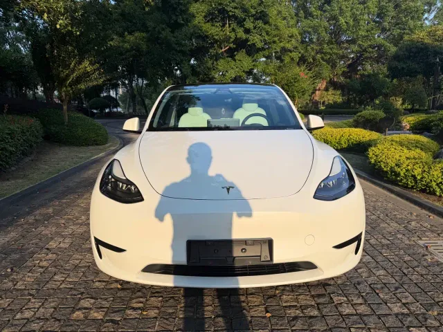 Фотография автомобиля — Tesla Model Y