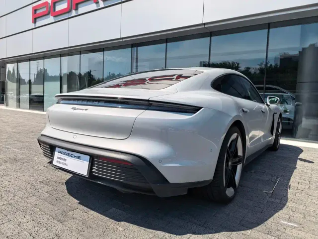 Porsche Taycan — Фото автомобиля 9