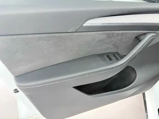 Tesla Model Y — Фото автомобиля 11
