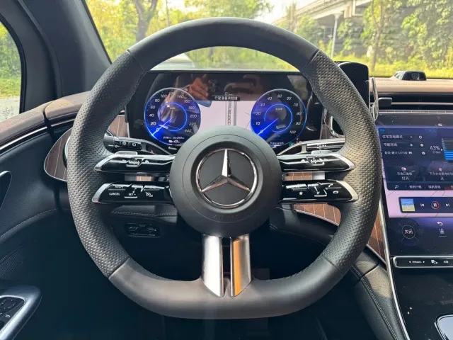 Mercedes-Benz EQE SUV — Фото автомобиля 10