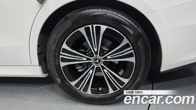 Mercedes-Benz E-Class — Фото автомобиля 3