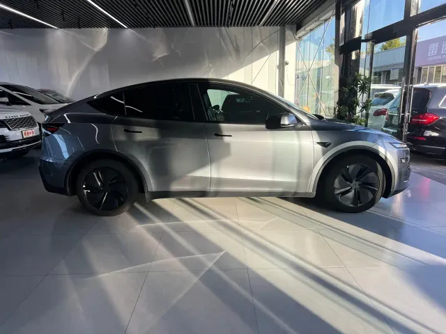 Tesla Model Y — Фото автомобиля 16