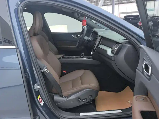 Volvo XC60 — Фото автомобиля 8