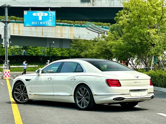 Bentley Flying Spur — Фото автомобиля 6
