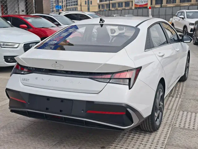 Hyundai Elantra — Фото автомобиля 4