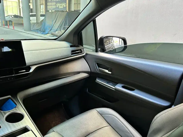 Toyota Sienna — Фото автомобиля 7