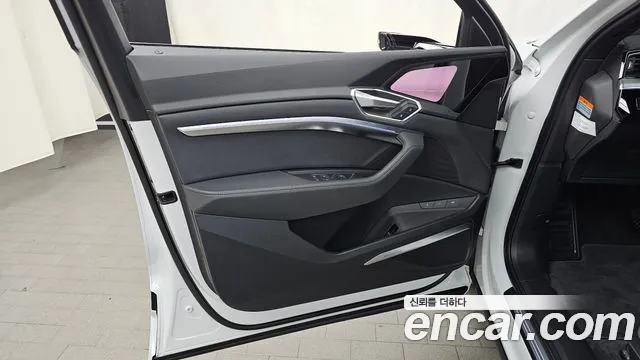 Audi e-tron — Фото автомобиля 13