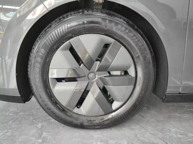 Li Auto MEGA — Фото автомобиля 12