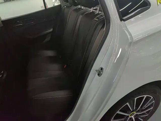Roewe i5 — Фото автомобиля 16