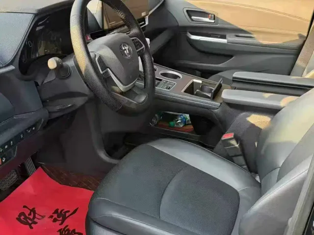 Toyota Granvia 2024 2.5L Hybrid Premium PLUS 4WD Edition — Фото автомобиля 5